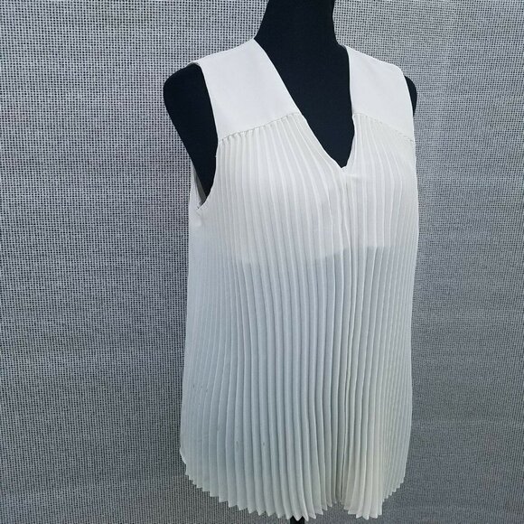 Alfani Short Sleeve V-neck Pleated Blouse Women's.  Size Medium. New With Tags. - Picture 3 of 12